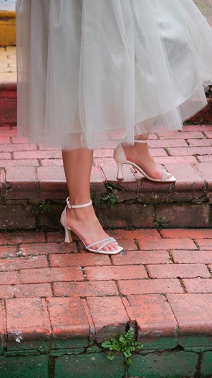 013 Beyaz Taşlı Kadın Topuklu Ayakkabı